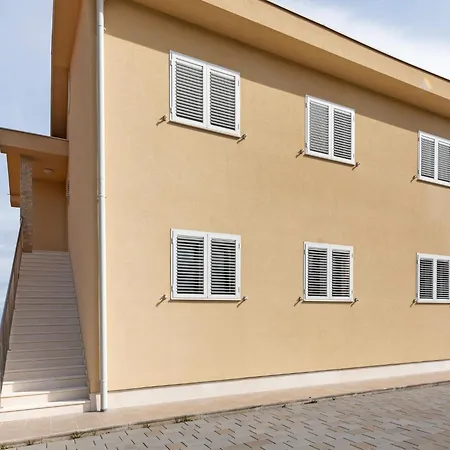 Simplistic In With Balcony Apartment *