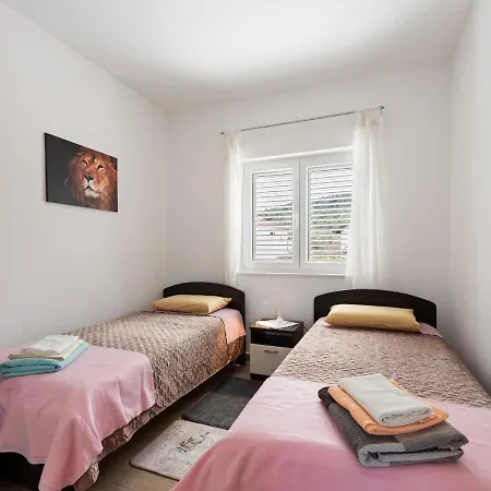 Simplistic In With Balcony Apartment *