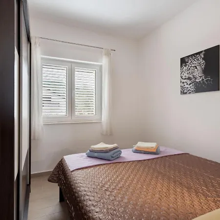 Simplistic In With Balcony Apartment *