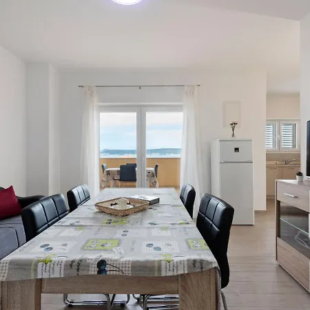 شقة Simplistic In With Balcony Neviđane