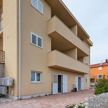 Simplistic In With Balcony Apartment *