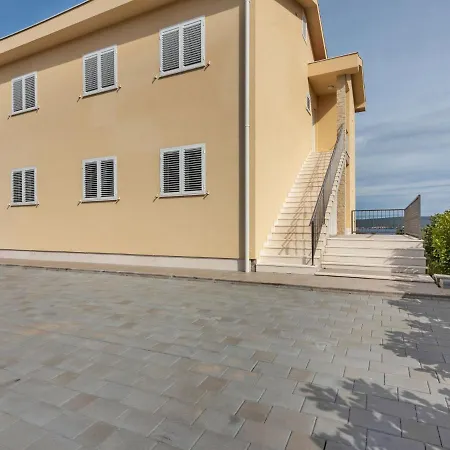 Simplistic In With Balcony Apartment *